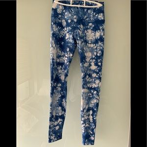 Lululemon Wunder Under tye die blue/white 6